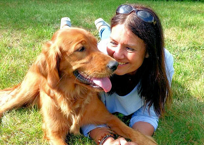 Tierheilpraktikerin Katharina Klinck mit Hündin Mina